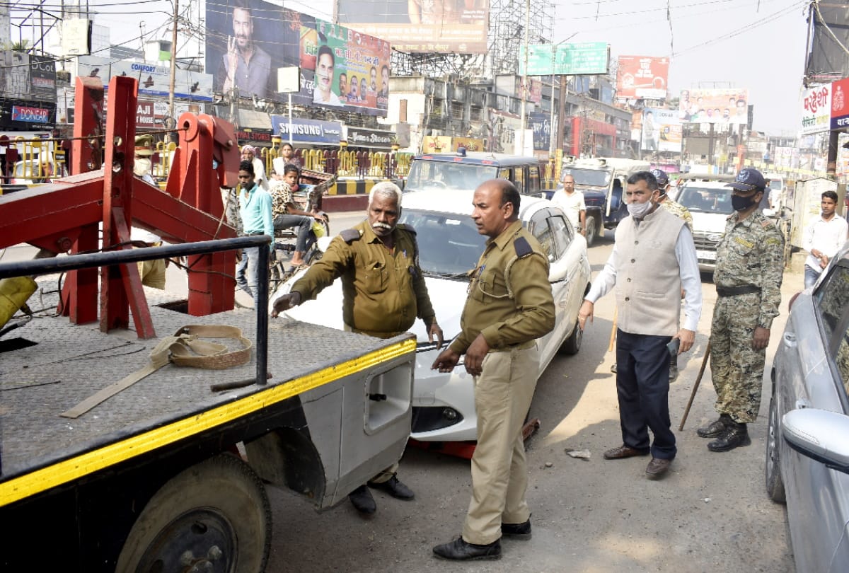 Traffic department e-challaned 40 vehicles for parked on roadside in Gorakhpur Golghar