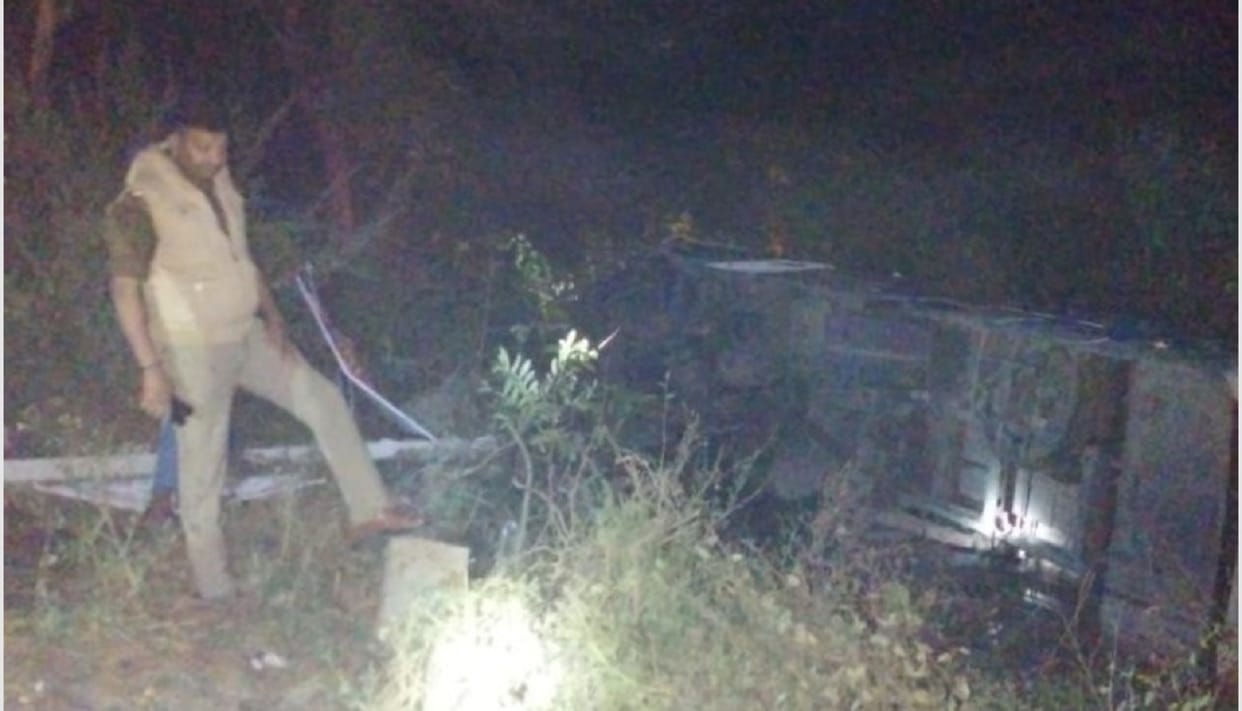 Bus full of workers going rally of the janwadi Party overturned, more than 10 injured