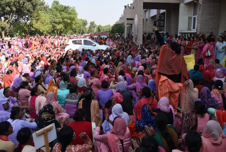 Anganwadi workers demonstrated in Panchkula of Haryana