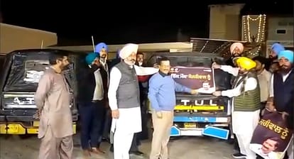 ऑटोरिक्शा चालकों के साथ अरविंद केजरीवाल