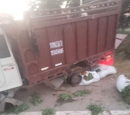 Pickup overturned due to tire burst, more than two dozen injured including women and children, one dead, one serious