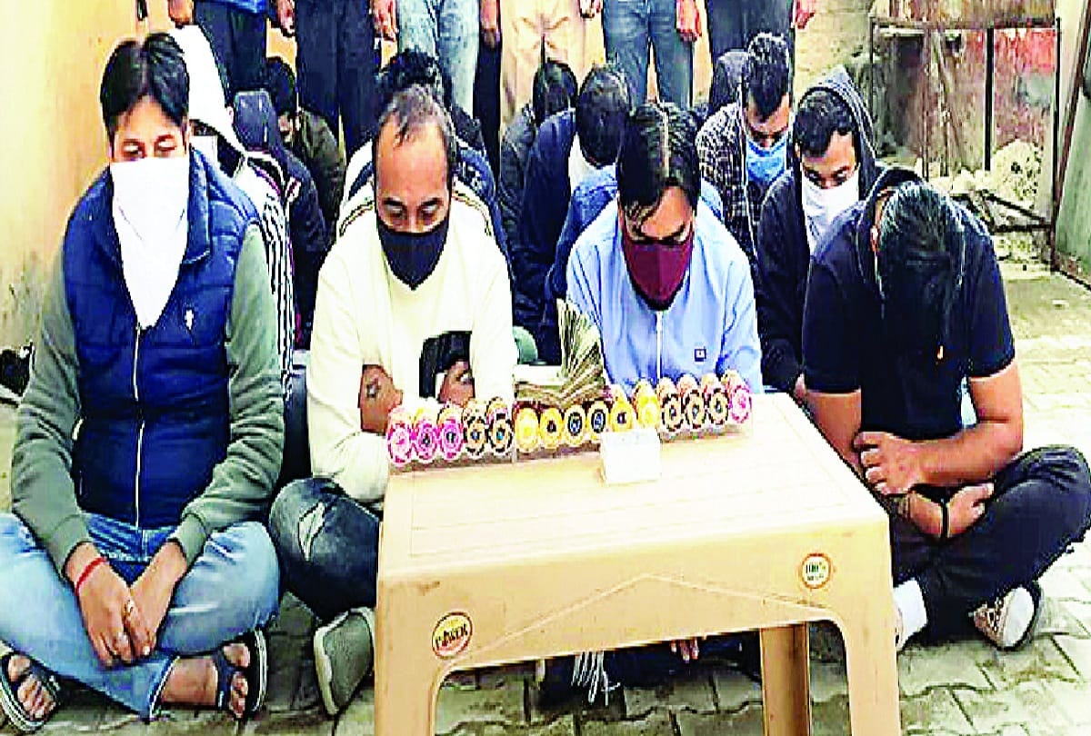 Gambling was running in a rented house 11 arrested in agra