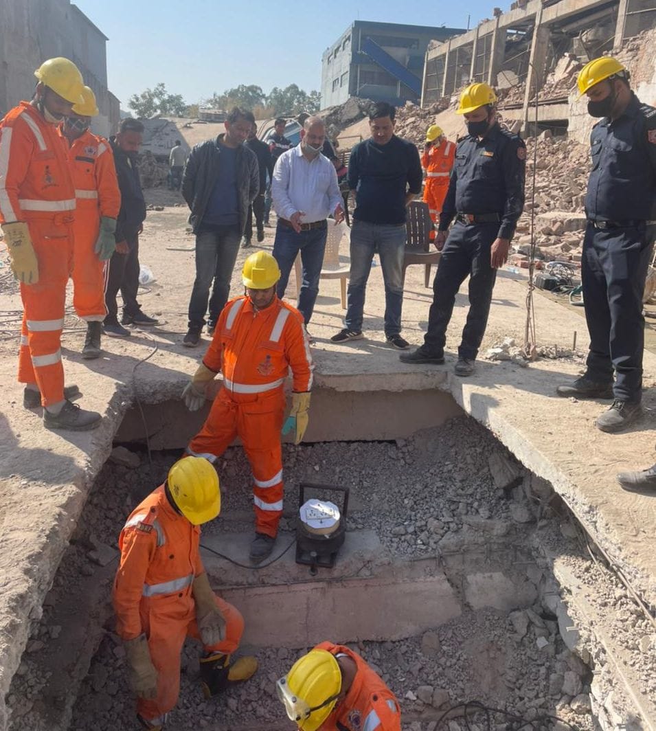 Rescue operation on to search a worker in Parvanoo after 30 hours of falling down a building