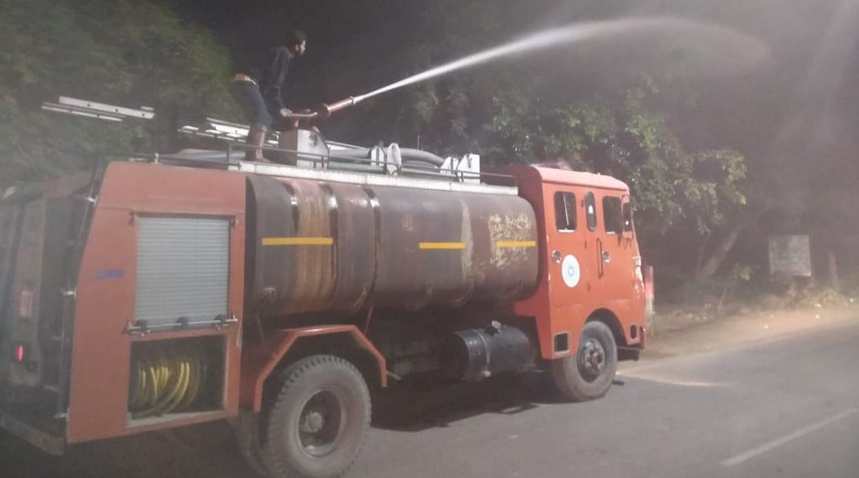 Water sprinkling twice a day on the main roads of the city to reduce smog