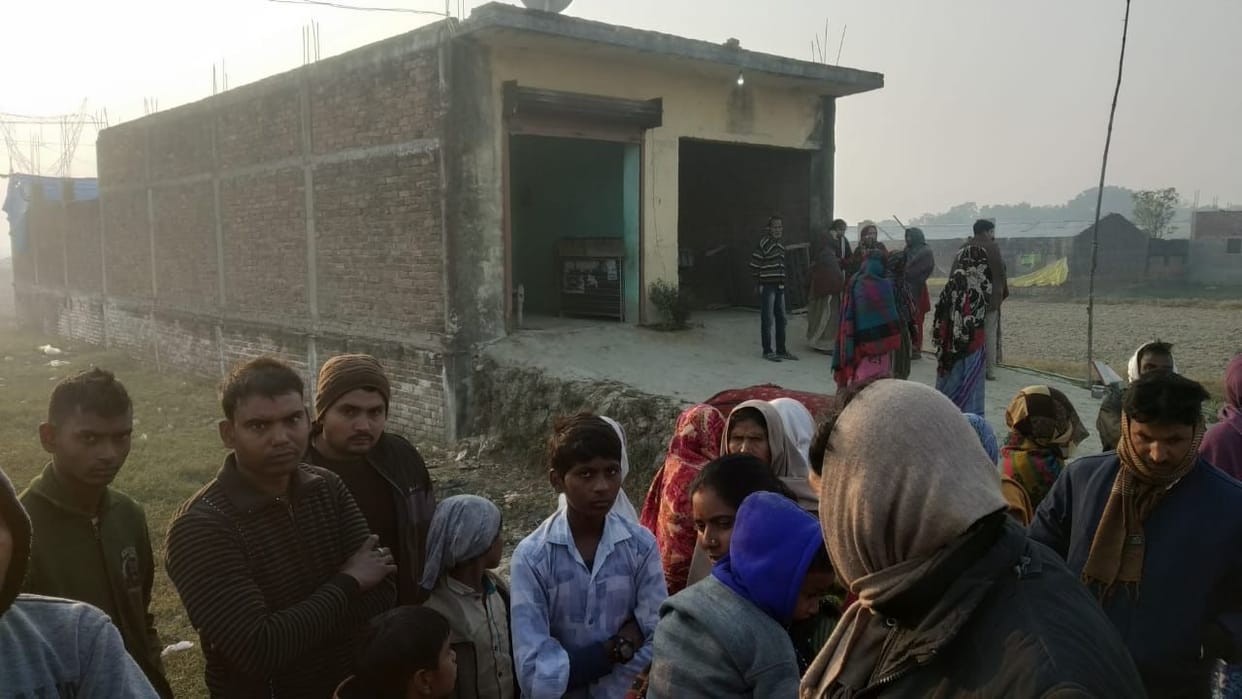 The miscreants, who arrived as police, robbed, took hostage on the strength of a gun