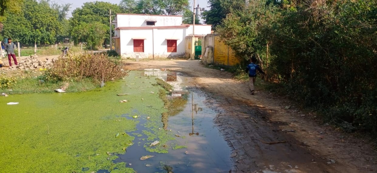 Hathras: Water is full on the way to school, children have trouble going to school