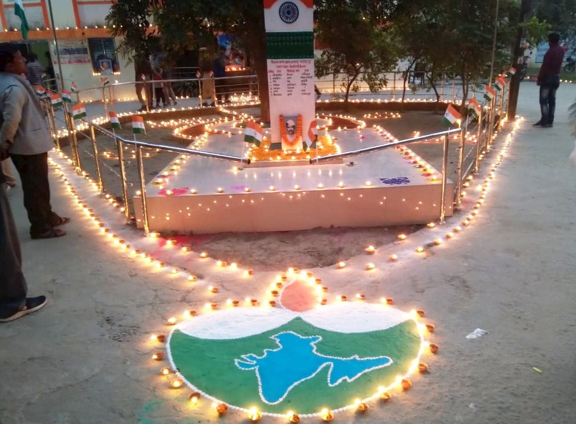 fathepur news,Light a lamp in memory of martyrs