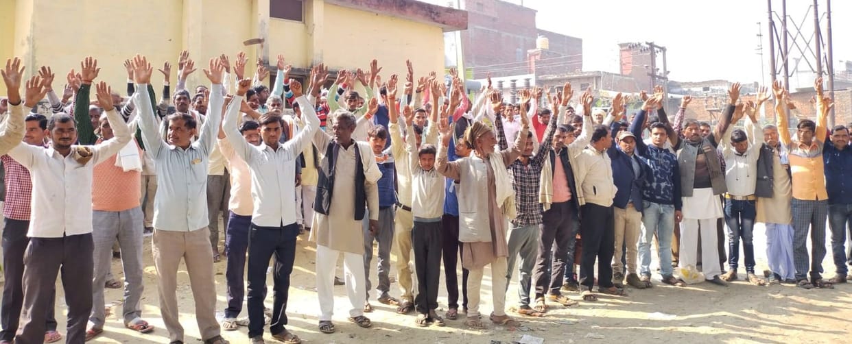 Angry farmers surrounded the sub-centre and demonstrated due to power cut