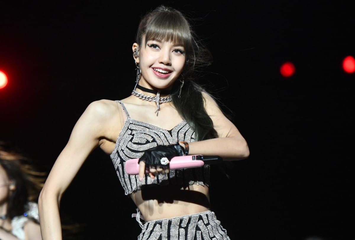 Blackpink member Lisa tested covid 19 positive k-pop other members are waiting for test results