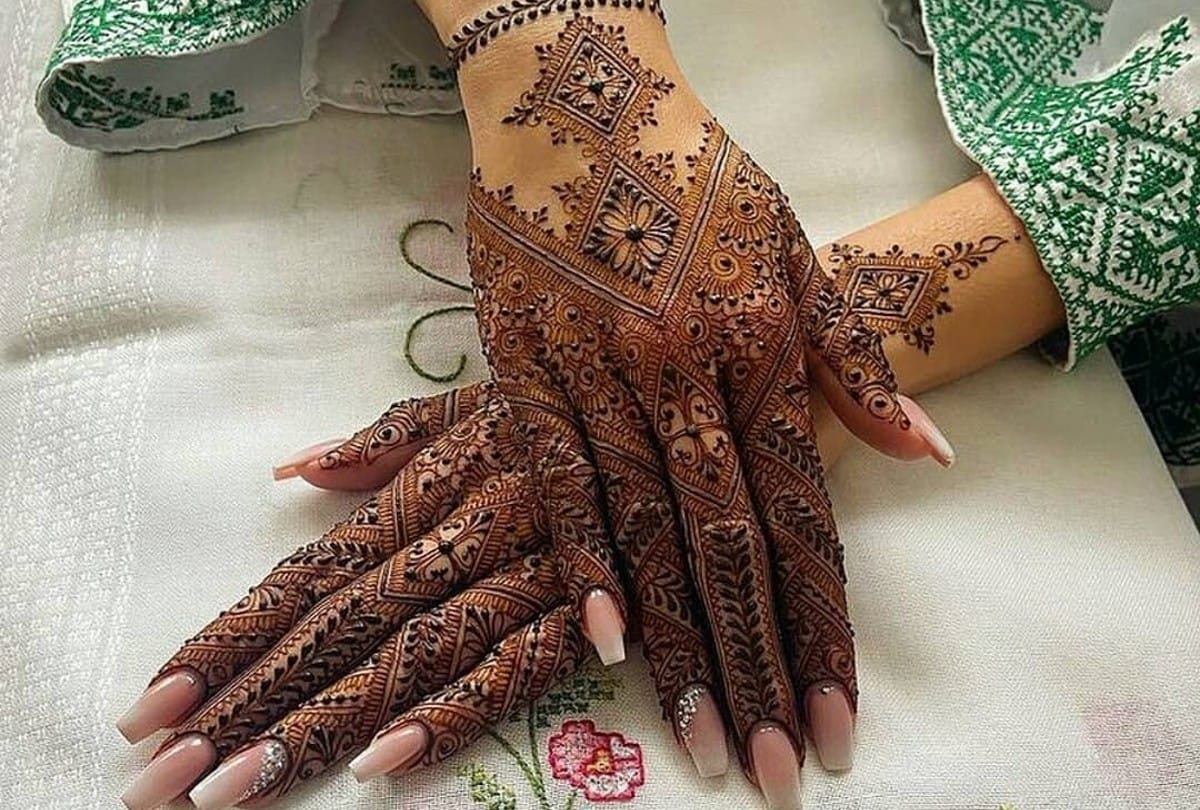 In Pratapgarh, the student made a copy of the material with mehndi on her hand, the mobile squad did the ritual