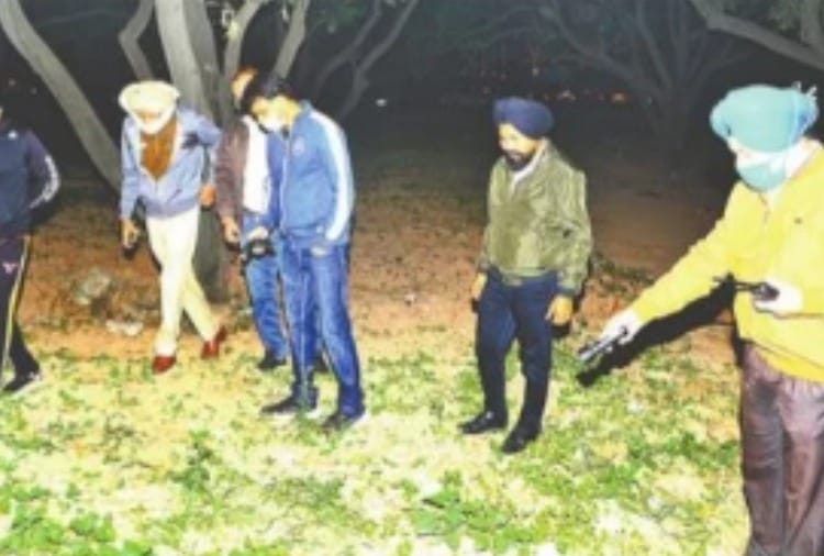Robber fire on unarmed police who were chasing the home guard was injured by the bullet