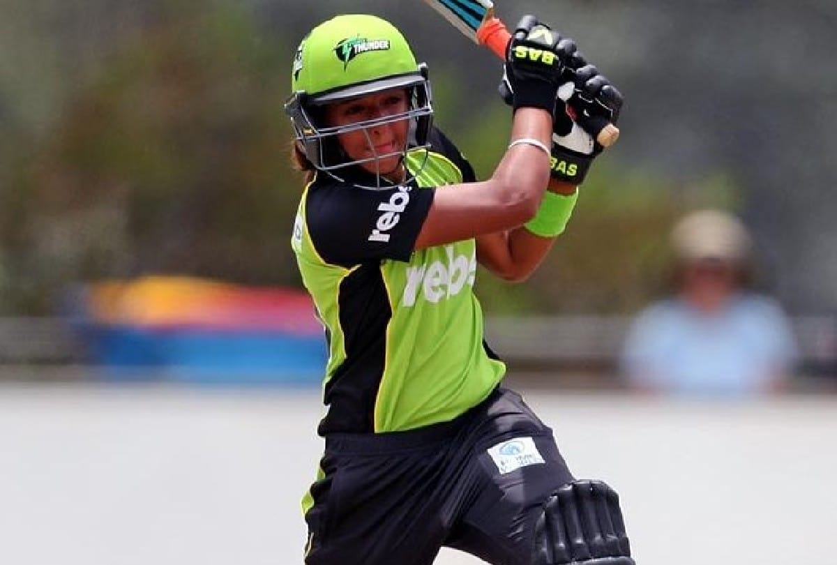 Harmanpreet kaur becomes first indian to win player of the tournament award in Big Bash league