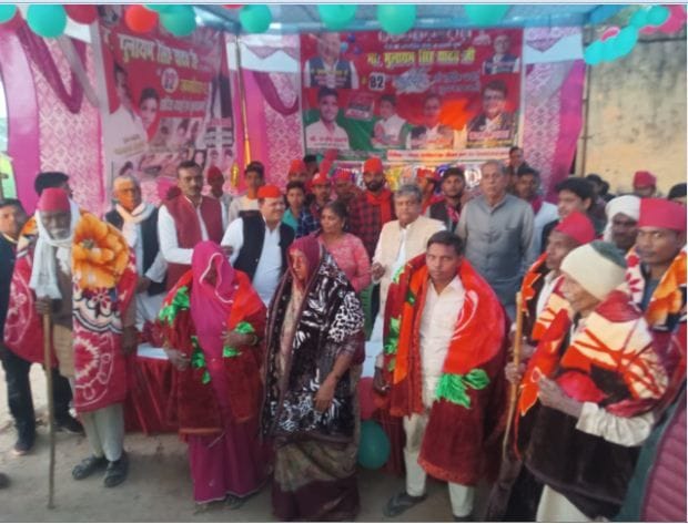 Hathras: Cut cake, distribute blankets on Mulayam's birthday
