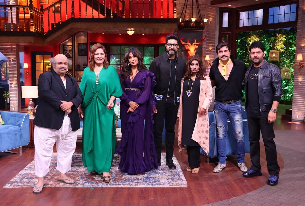 The Kapil Sharma Show Abhishek Bachchan touched the feet of Kapil Sharma mother and people praised him and said These are Bachchan family rites