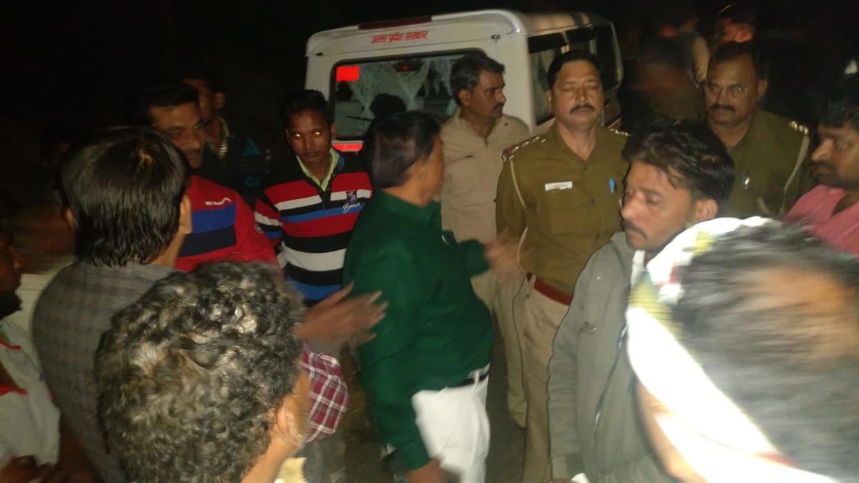Hathras: Local people stopped the farmers taking the cows to the cowshed, quarreled