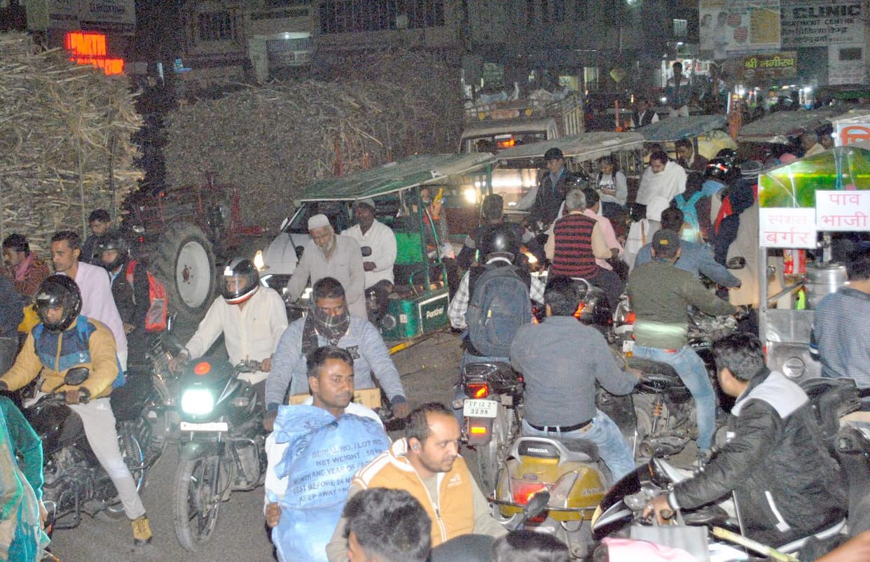 Traffic jam in the city, officers' vehicles stuck