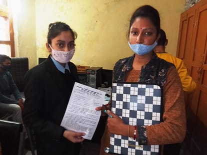 जिला रोजगार कार्यालय मंडी में आयोजित साक्षात्कार में पास एक प्रतिभागी को ज्वाइनिंग लैटर देते हु