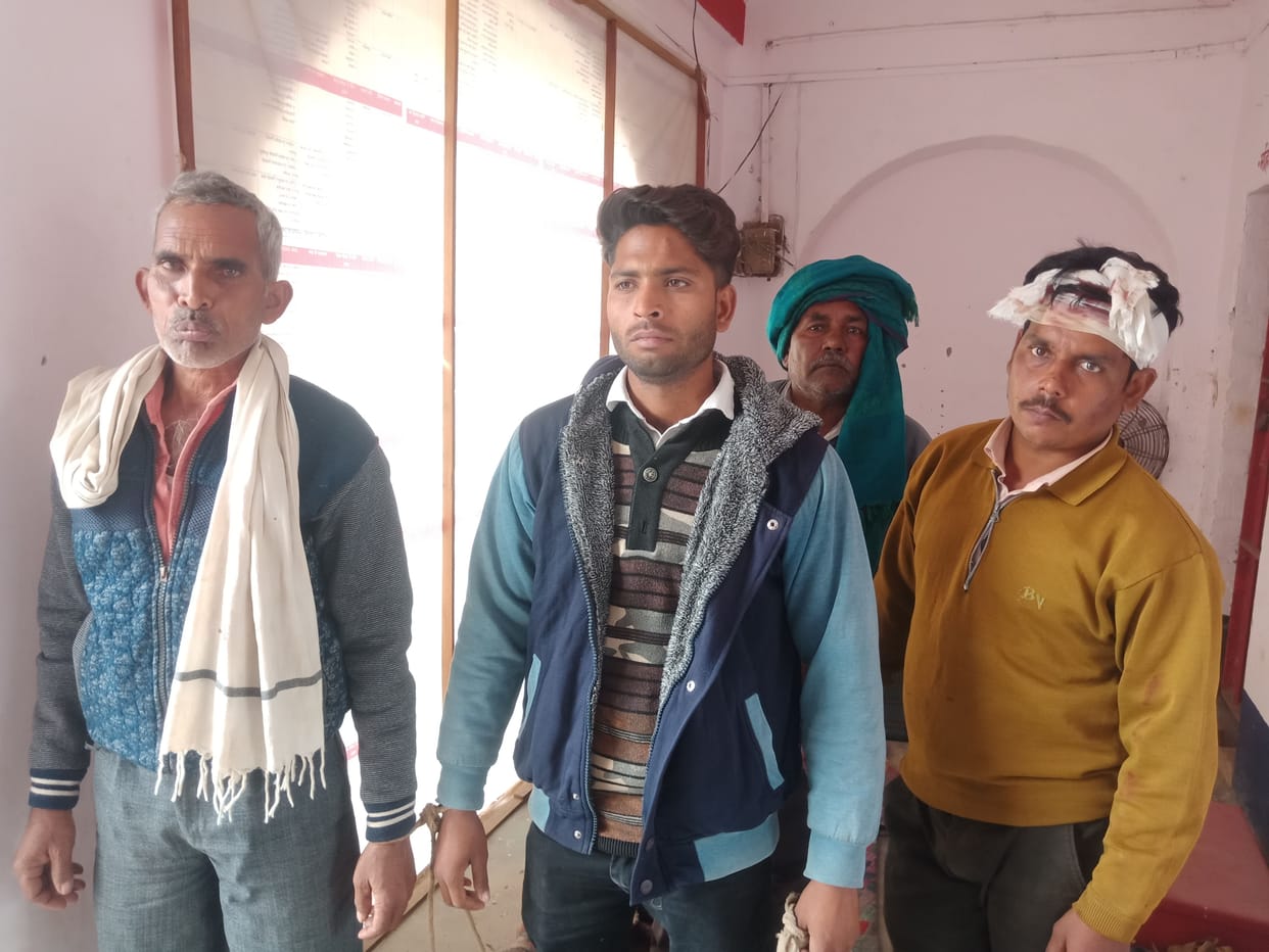 Sharp weapons in two sides, seven injured, due to rivalry, stone pelting took place between the two sides for about an hour