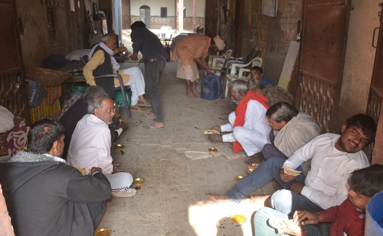 Example of social service: Common stove burning for 47 years, filling the stomach of poor and railway passengers
