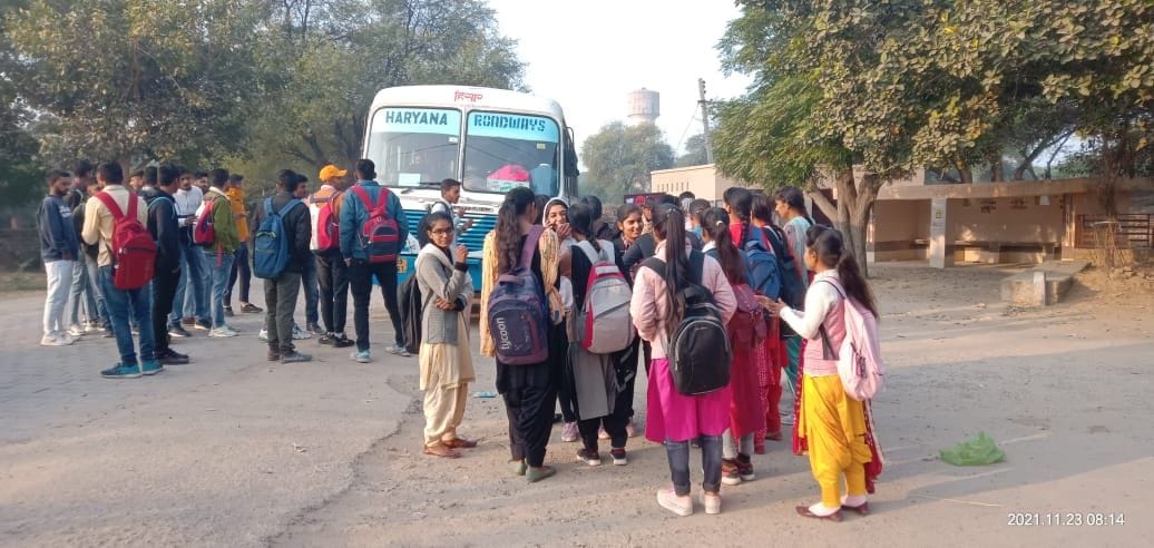 There is no place to set foot in the buses, the girls stood for an hour in front of the roadways bus