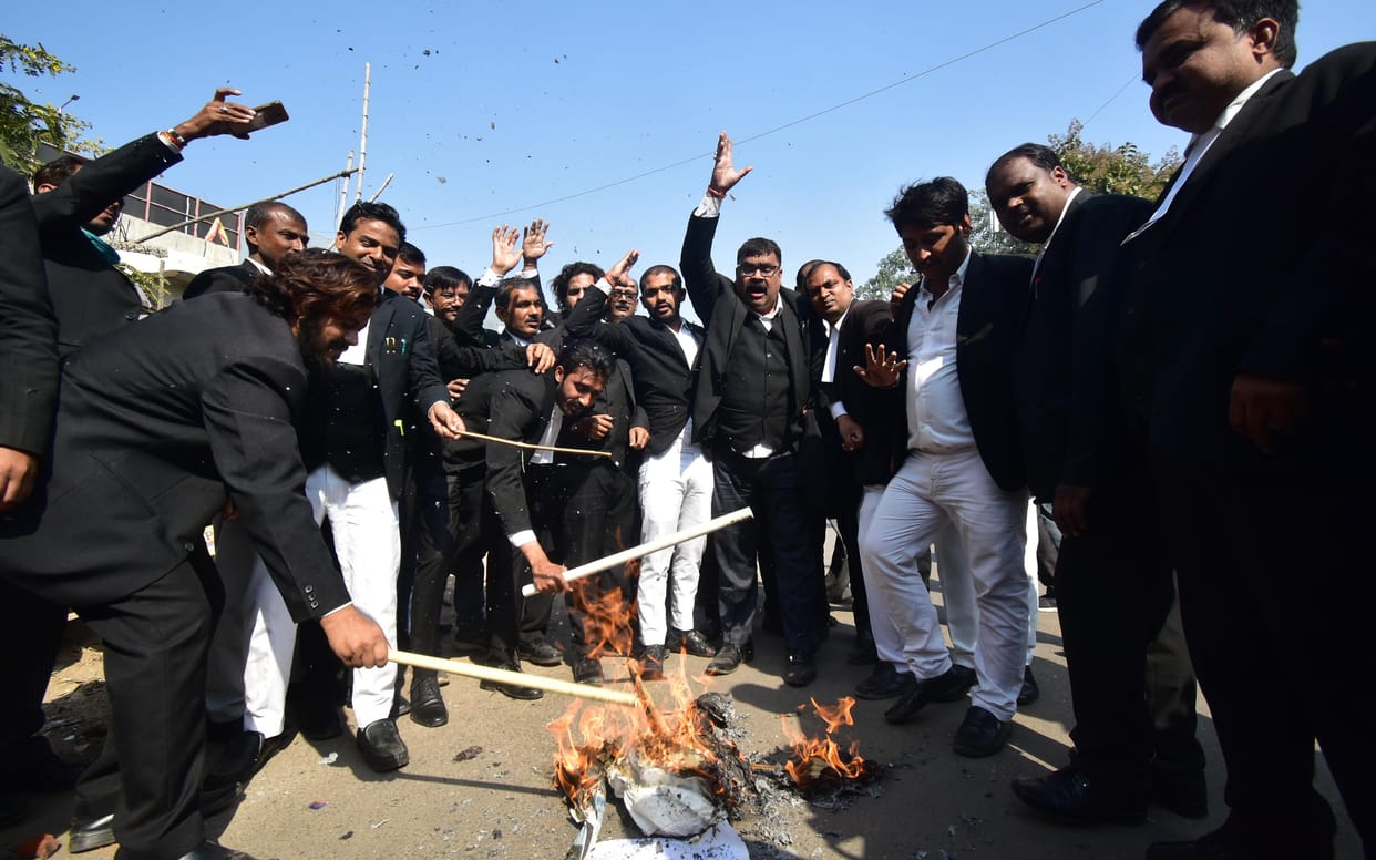 High Court's advocates furious with Kiren Rijiju's statement, will protest extensively, burn effigy