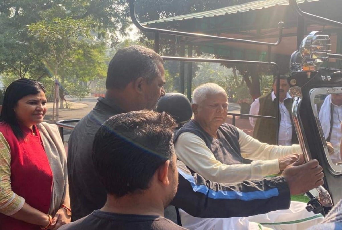 Lalu Prasad Yadav in his old style, Rjd chief drive jeep at Patna