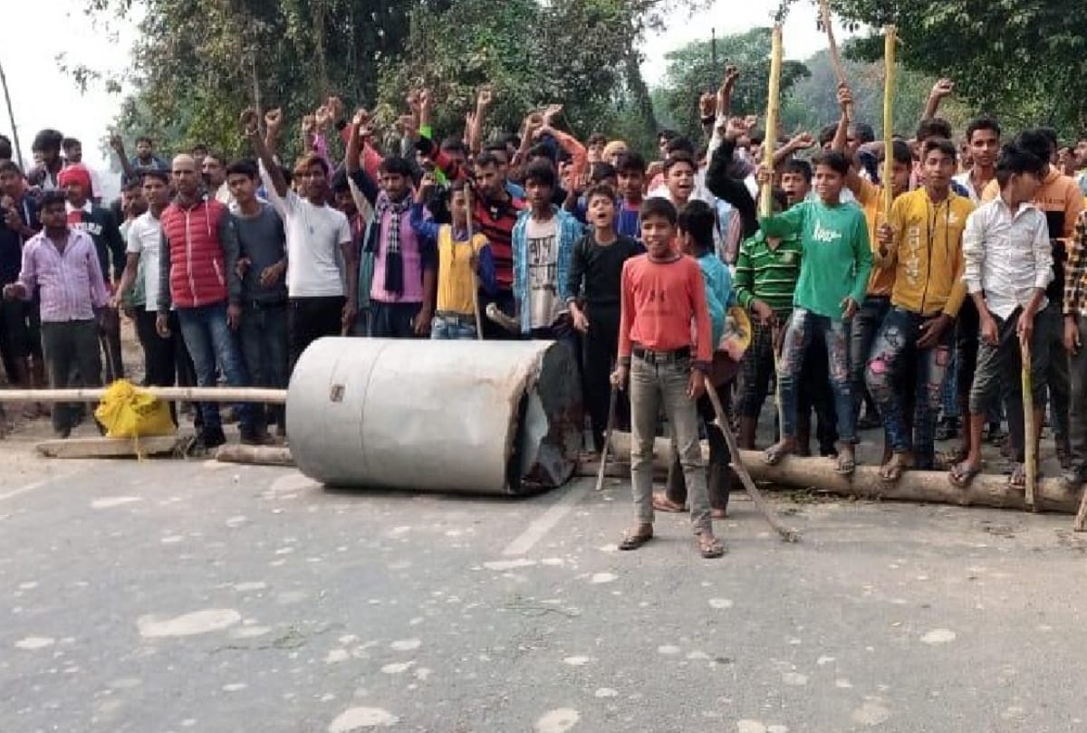 villagers got angry due to beating of youth in police station people blocked Nautanwan-Thoothibari road
