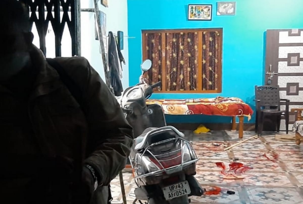 Gonda: A mad man killed her parents and daughter with a sword, a daughter's condition is critical.
