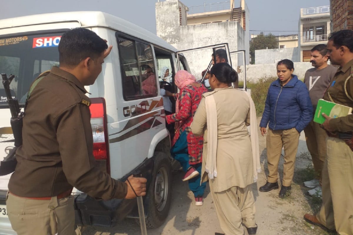 A youth was caught along with two women in an under construction building in Kankar Kheda of Meerut