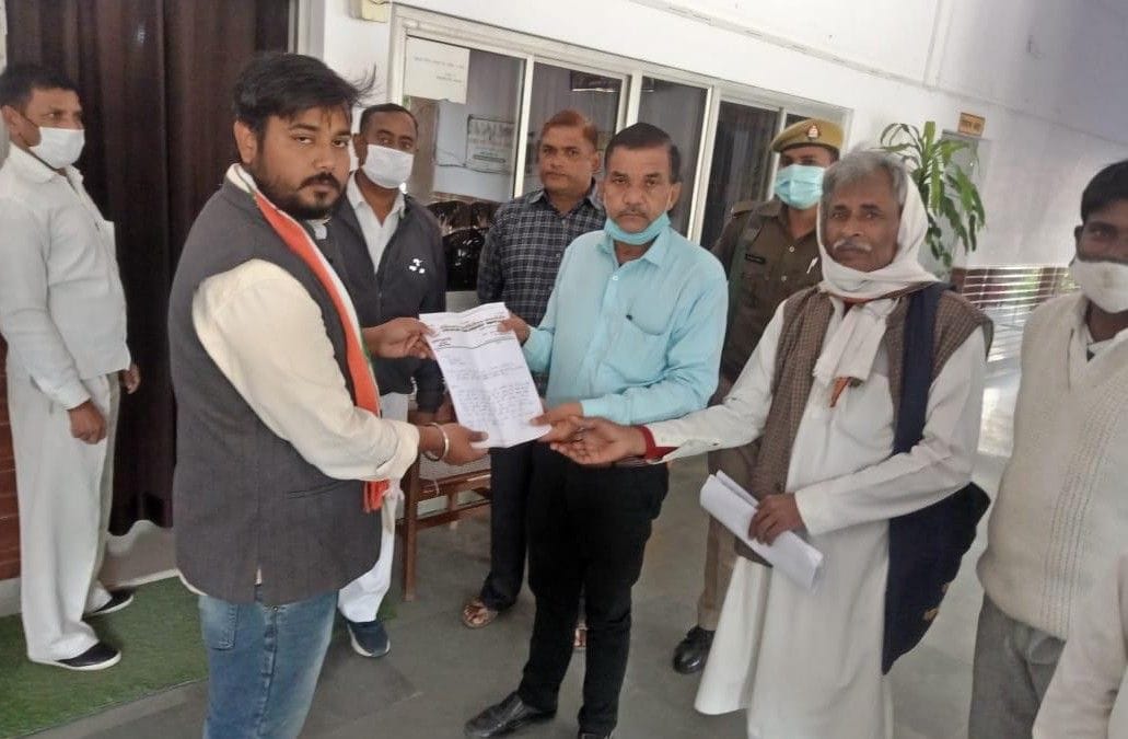 Hathras: DM handed over memorandum to open rail gate