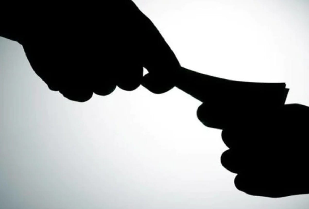 Panchayat secretary arrested by Lokayukta for taking bribe of 15 thousand in rewa madhya pradesh
