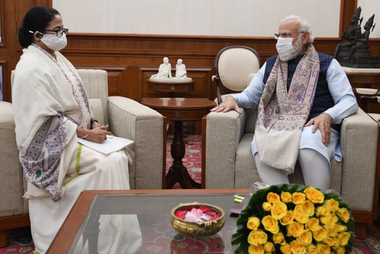 पीएम मोदी के साथ ममता बनर्जी।