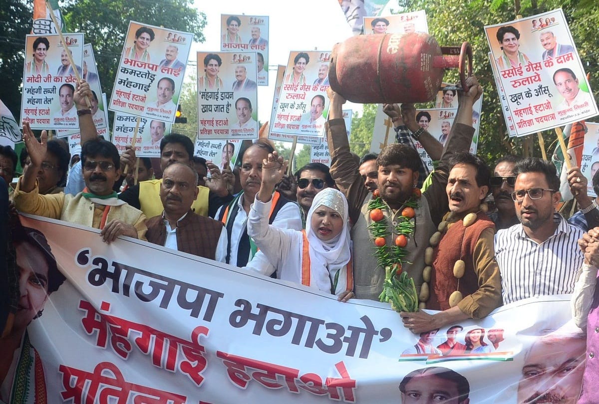 Prayagraj: Congress's ruckus on inflation, demonstrated by wearing a garland of vegetables