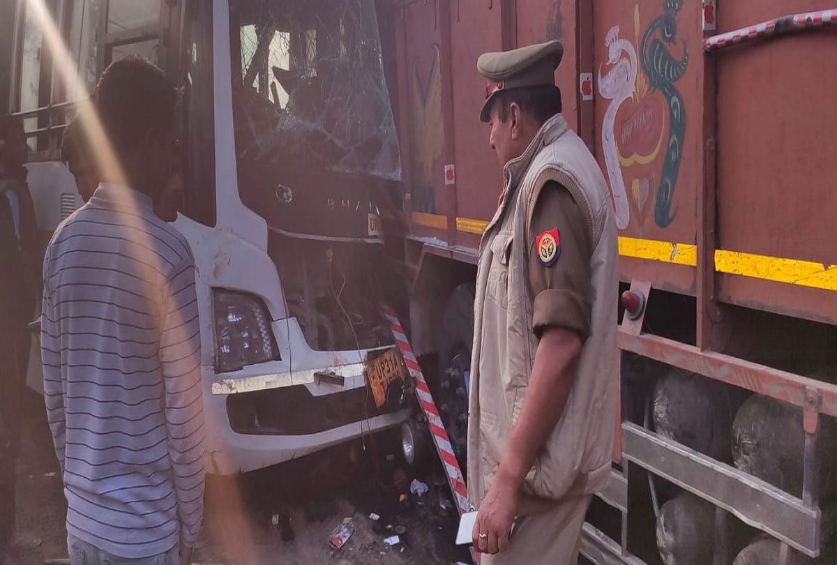 big road accident in Lakhimpur Kheri bus and truck collision