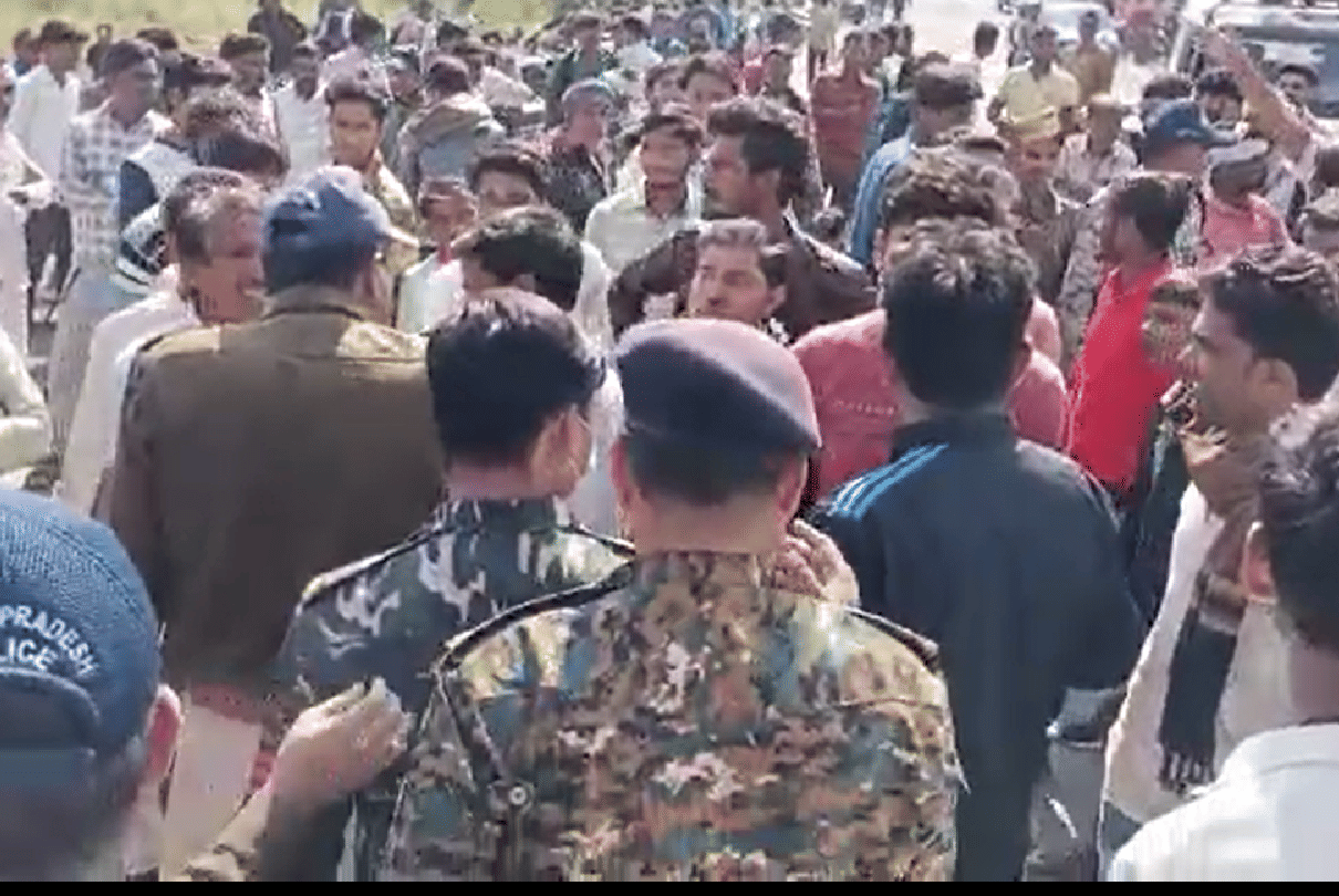 Shivpuri: Farmers upset due to non-availability of fertilizers jammed on AB Road, shouting slogans