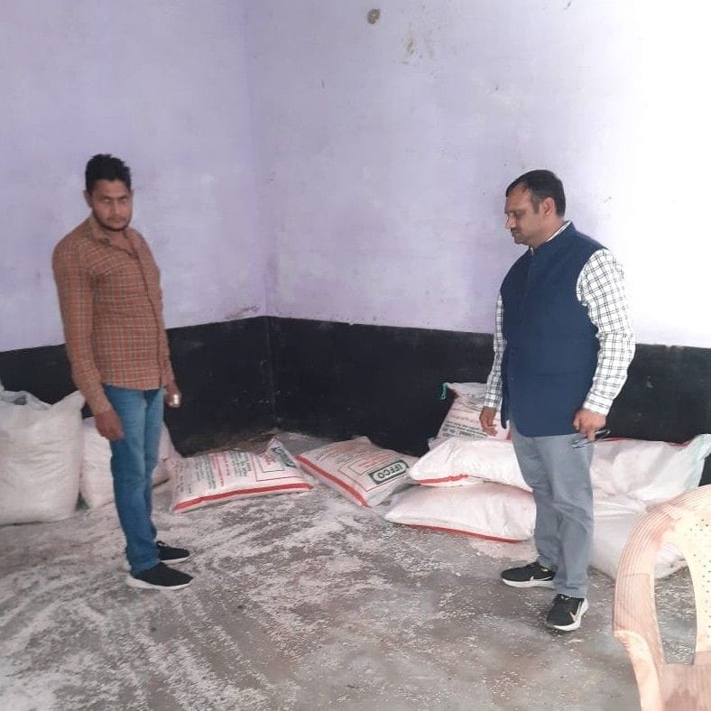 Hathras: Inspection of shops done to stop black marketing of DAP fertilizers