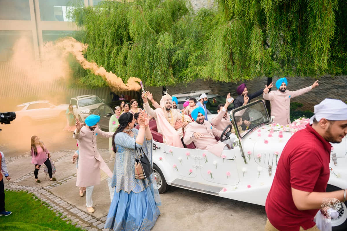 Classic Cars in Weddings: vintage cars are in trends in Indian marrigaes, bride and grooms wants to give royal touch to their memorable occassions