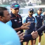 अय्यर को डेब्यू कैप सौंपते गावस्कर