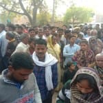 Prayagraj News :  घटना के बाद मौके पर जुटी भीड़।