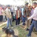 Prayagraj News :  पुलिस ने खोजी कुत्ते के माध्यम से छानबीन की।