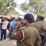 Prayagraj News : फाफामऊ में चार लोगों की हत्या के बाद मौके पर जुटी भीड़ और छानबीन करती पुलिस।