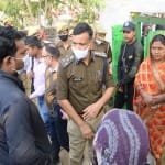 Prayagraj News :  फाफामऊ में चार लोगों की हत्या के बाद ग्रामीणों से जानकारी लेते एसएसपी सर्वश्रेष्ठ त्रिपाठी।