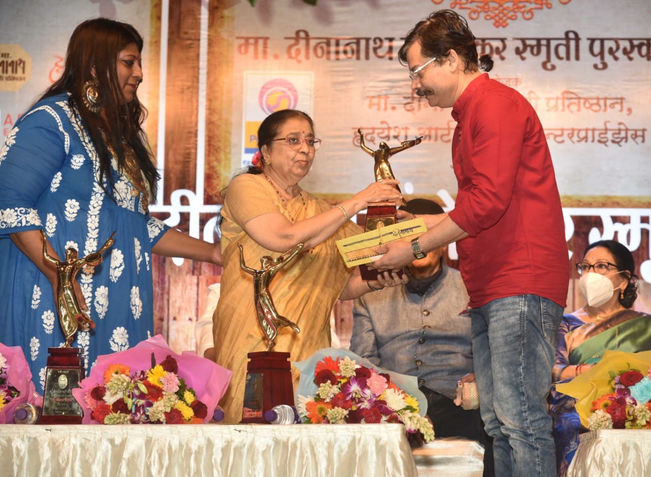Pyarelal Sharma, Mala Sinha, Nana Patekar Sanjay Raut felicitated With Master Deenanath Mangeshkar Awards
