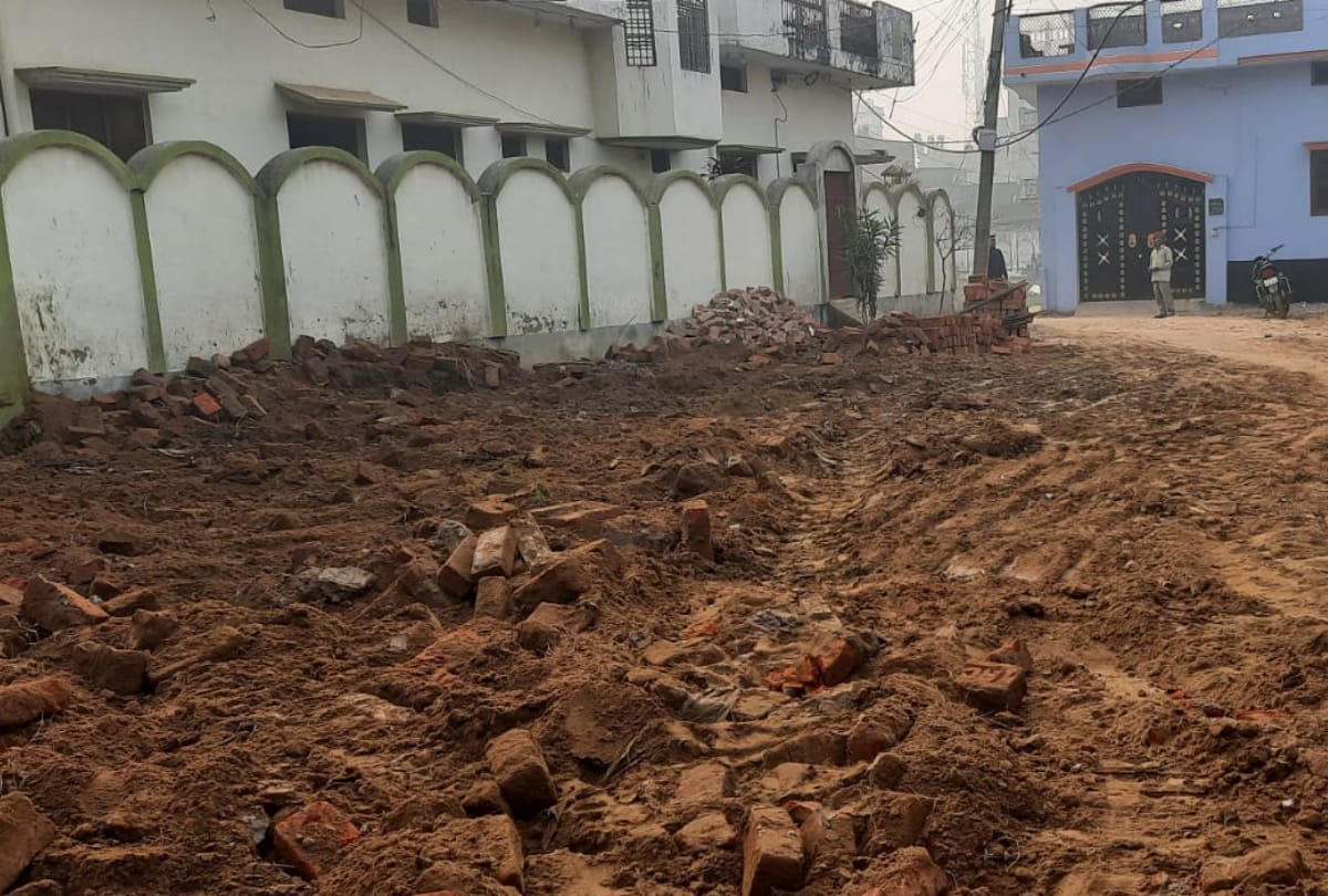 villagers created ruckus due to administration bulldozer on newly built temple in Deoria