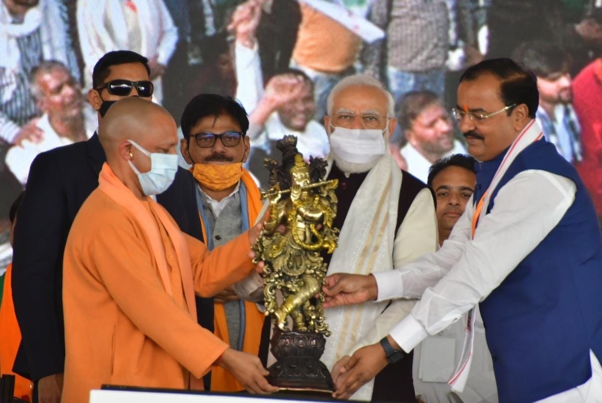 जेवर एयरपोर्ट के शिलान्यास कार्यक्रम में प्रधानमंत्री नरेंद्र मोदी, मुख्यमंत्री योगी आदित्यनाथ और उप-मुख्यमंत्री केशव प्रसाद मौर्य।