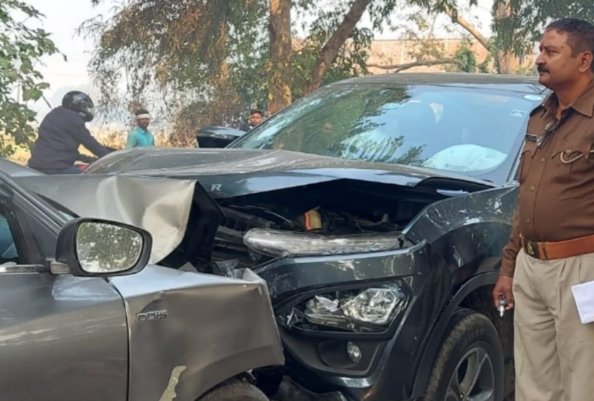 Two died and three injured in an accident in Bikapur in Ayodhya.