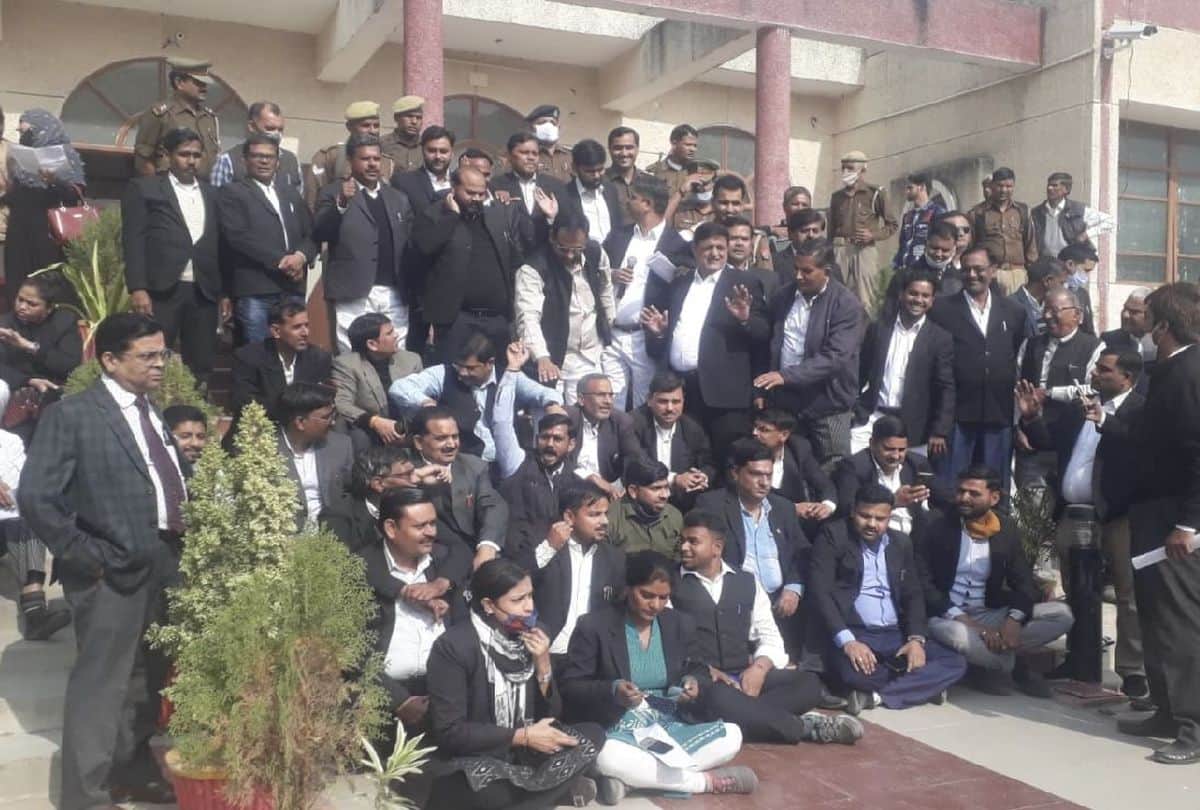 Agra Advocates protested in PM Narendra Modi Public meeting in Jewar