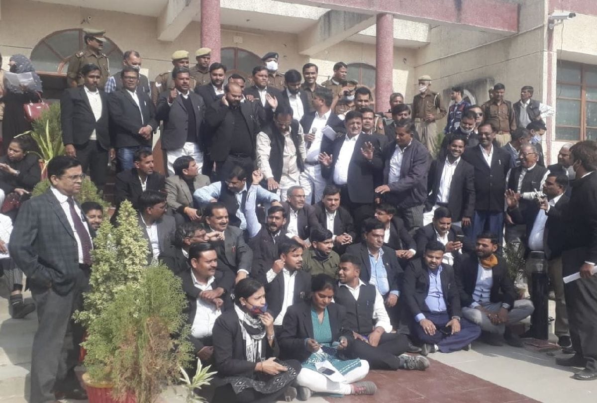 Agra Advocates protested in PM Narendra Modi Public meeting in Jewar