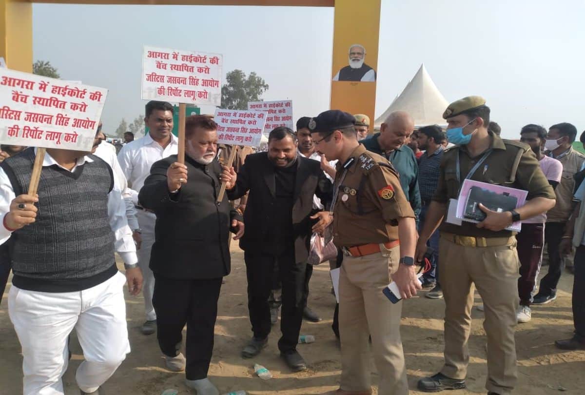 Agra Advocates protested in PM Narendra Modi Public meeting in Jewar