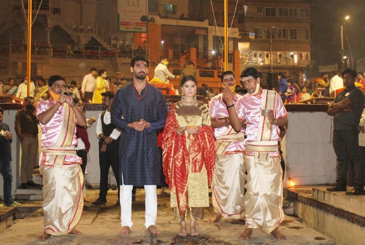 Actor Suniel Shetty's son Ahaan ate Banarasi paan, watched Ganga Aarti sitting on the bazre at Dashashwamedh Ghat in varanasi